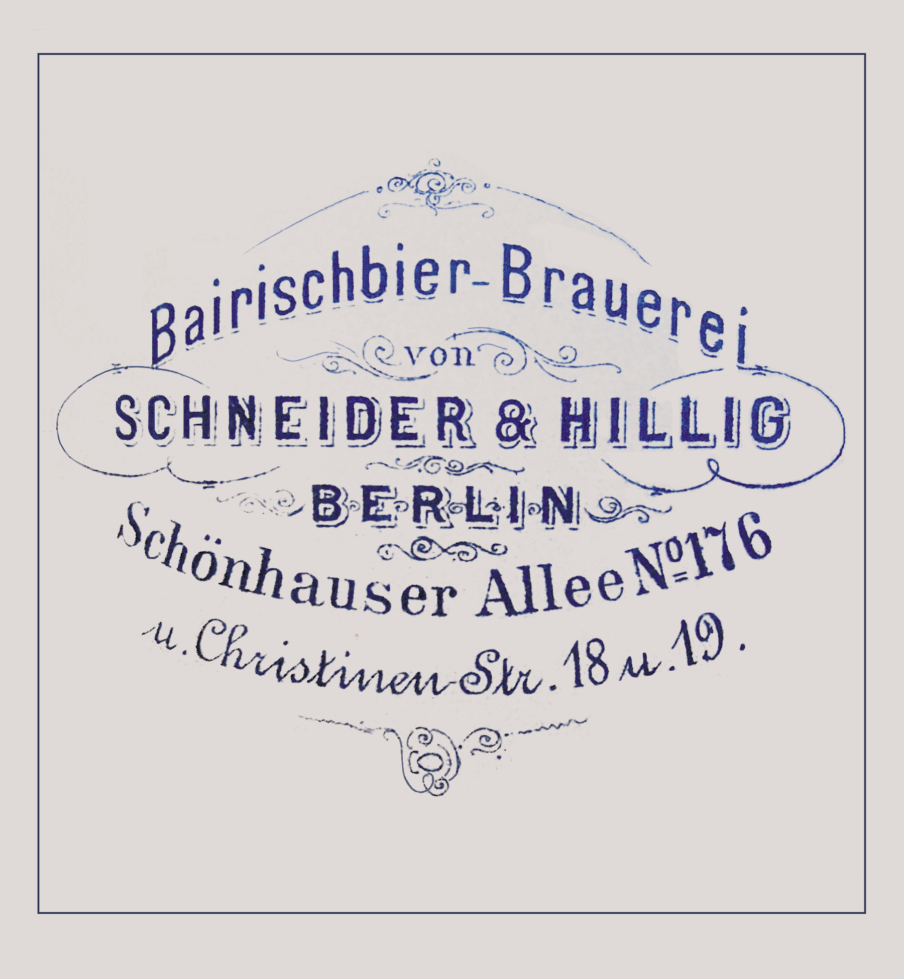 Eine Grafik mit blauer Schrift: Bairischbier-Brauerei von Schneider und Hillig, Berlin, Schönhauser Allee 176 und Christinenstr. 18 und 19